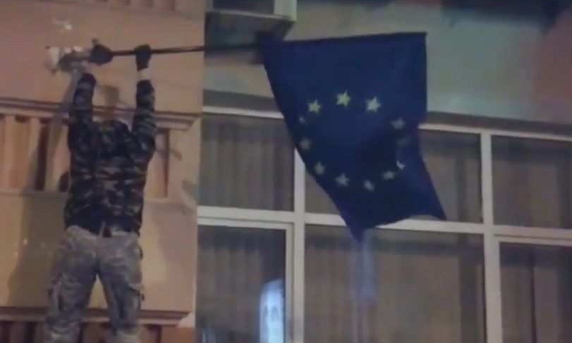 Националисты посрывали в Киеве флаги ЕС с криками «Украина понад усе!»