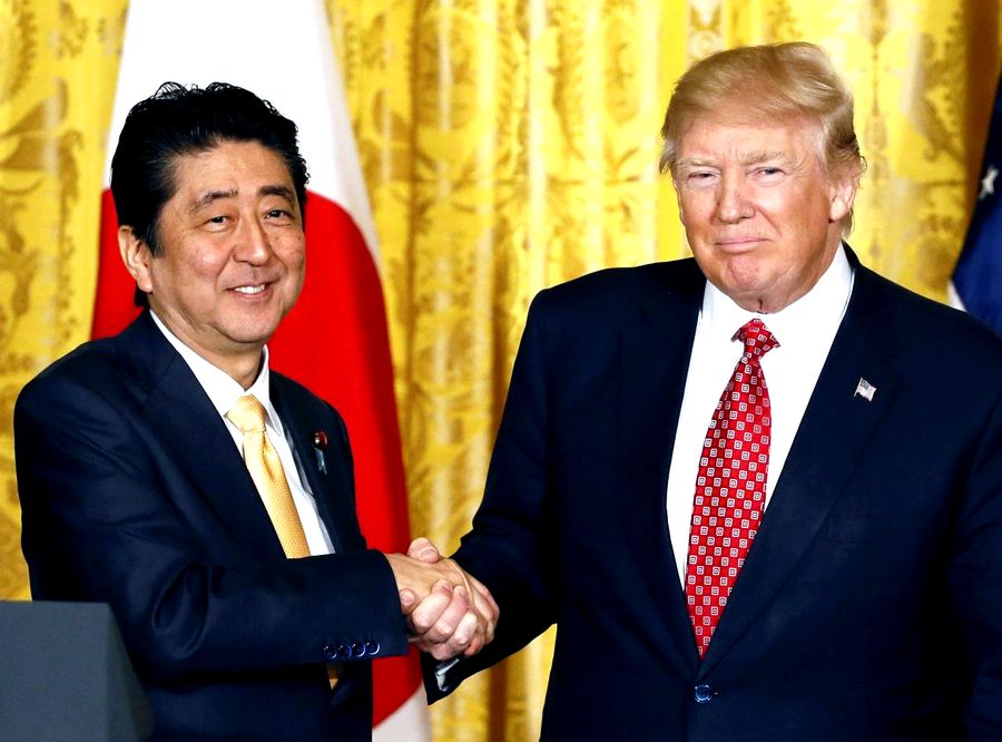 Соцсети развеселила реакция Синдзо Абэ на крепкое рукопожатие Трампа