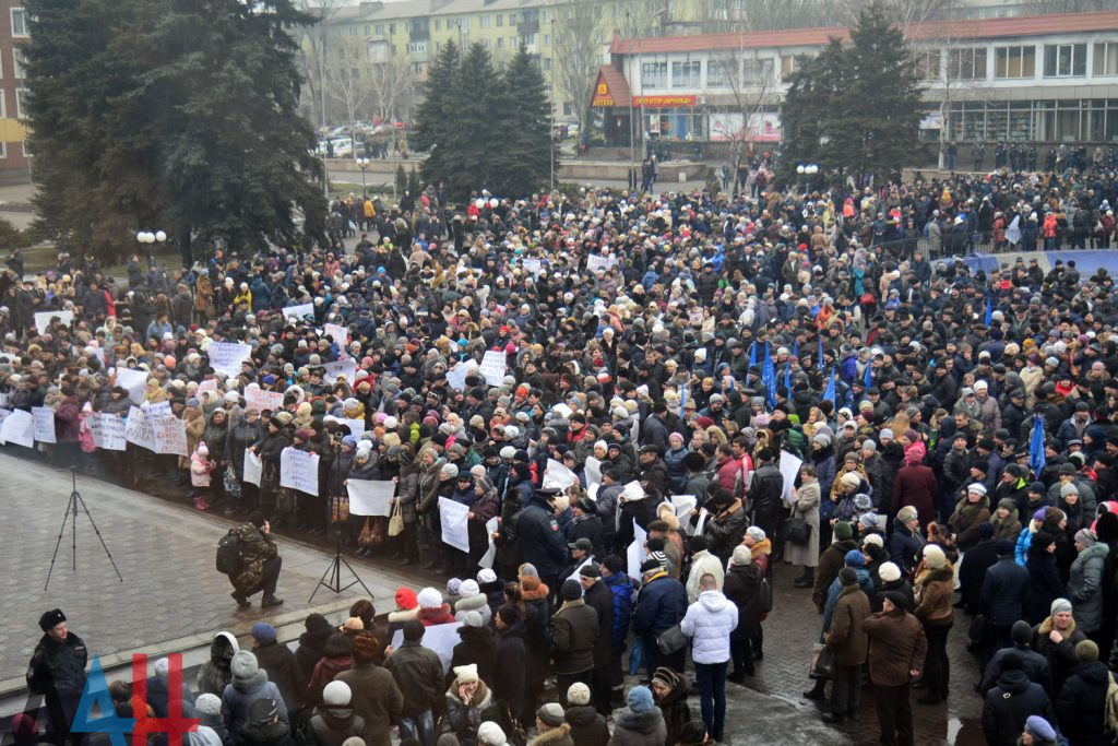 10 тысяч жителей Донбасса выступили на митинге за укрепление связей с РФ