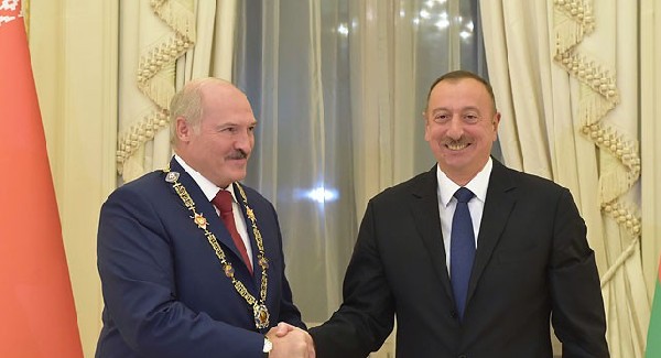 Хвост Лукашенко под сапогом Алиева