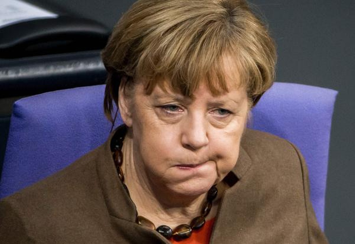 Фрау Меркель, у вас руки по плечи в крови!