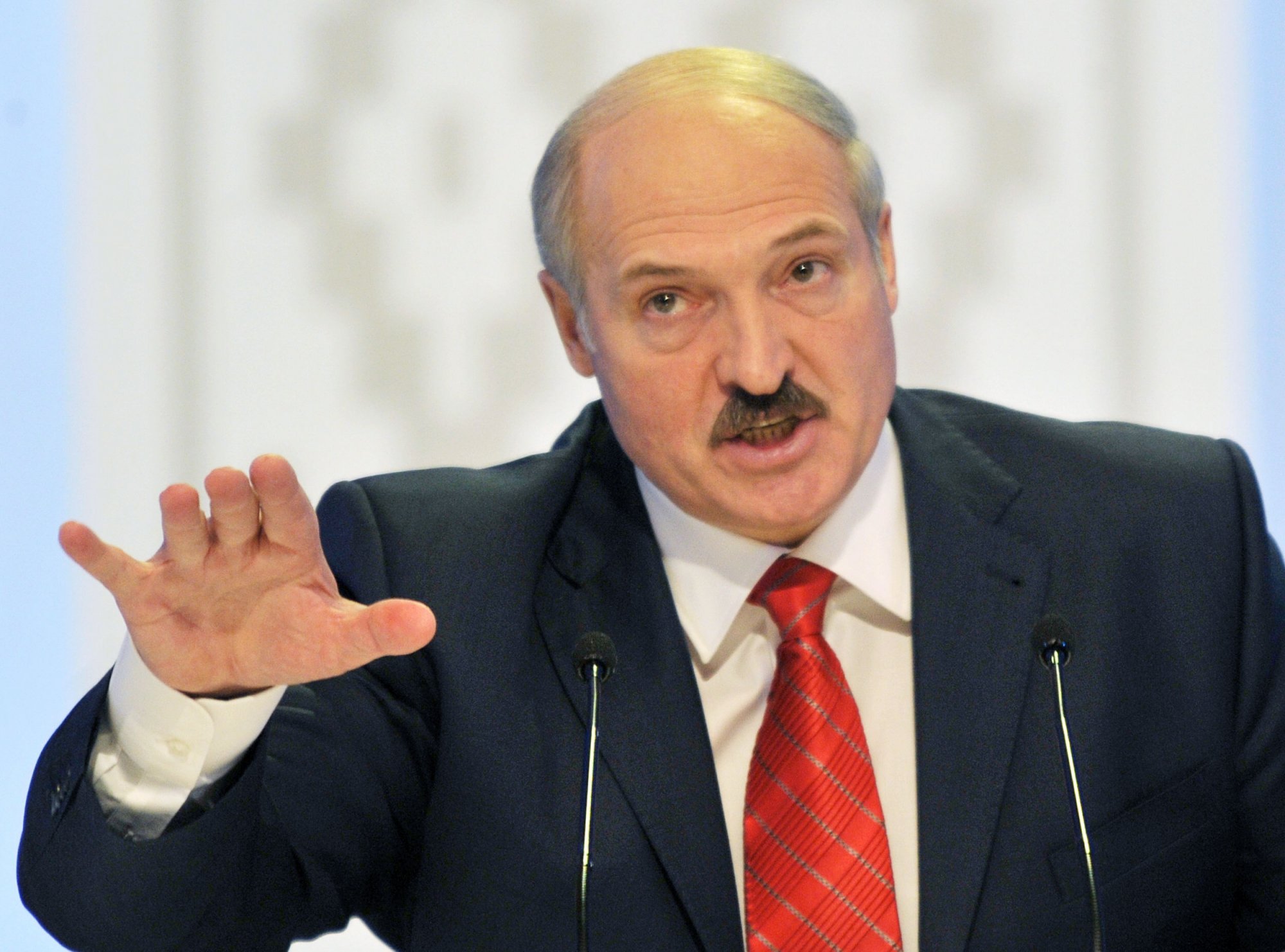 Лукашенко разрешил биатлонистам открывать дверь ногой в его кабинет