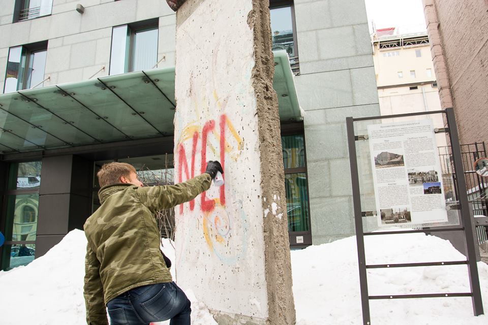 Чтобы не злить немцев, Порошенко осудил выходку своего клевретау посольства