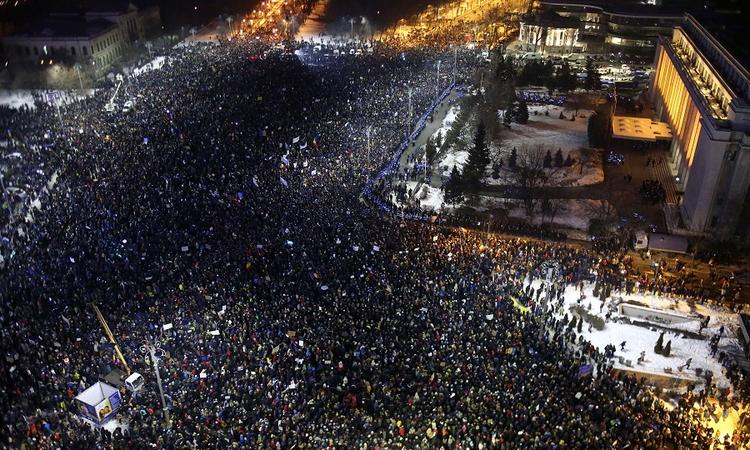 Революция в Румынии: на улицы вышли более 500 тысяч протестующих Революция в Румынии: на улицы вышли более 500 тысяч протестующих