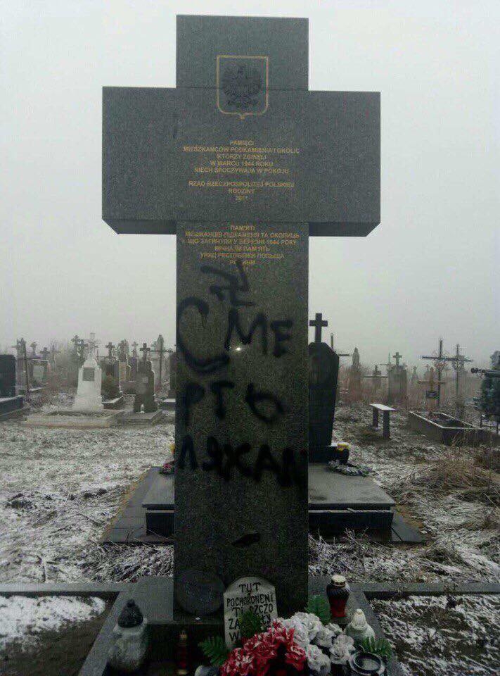 «Смерть ляхам!» - во Львовской области вновь осквернили польский мемориал