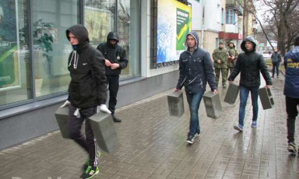 Националисты «Азова» замуровали вход в «Сбербанк» в Краматорске