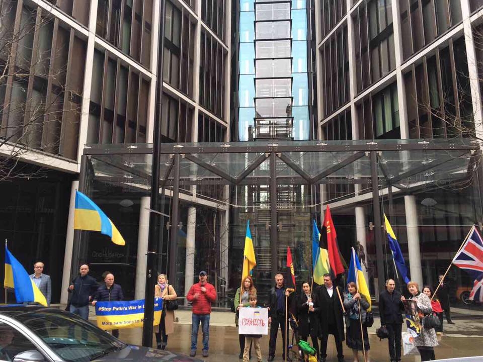 "Лондон Евромайдан" не дает покоя украинским олигархам "Лондон Евромайдан" не дает покоя украинским олигархам