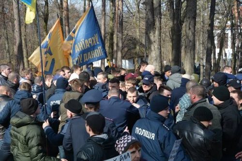 «Не ступайте на эту землю»: украинские радикалы избили киевскую делегацию