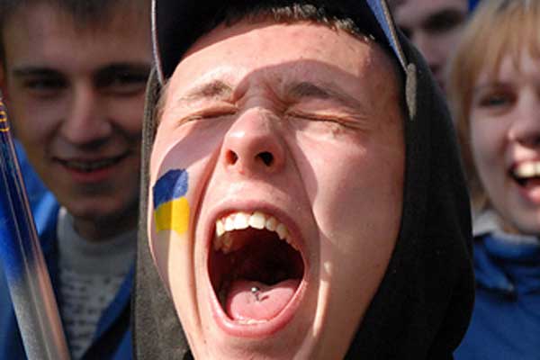 Неадекватные украинцы атаковали митинг в поддержку Донбасса в Чехии Неадекватные украинцы атаковали митинг в поддержку Донбасса в Чехии