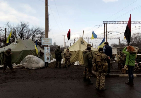 Местные жители матом прогнали боевиков-блокаторов Донбасса: «Убирайтесь!»