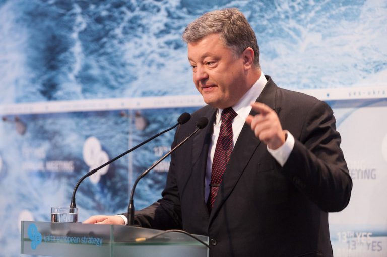 Порошенко требует расширить санкции для тех, кто «украл» украинские заводы