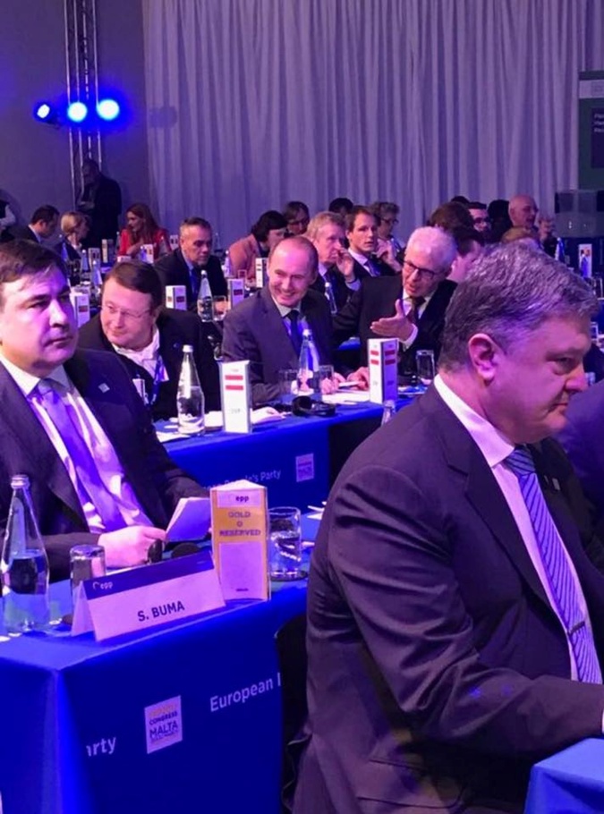 Саакашвили на Мальте пытался «сблизиться» с Порошенко