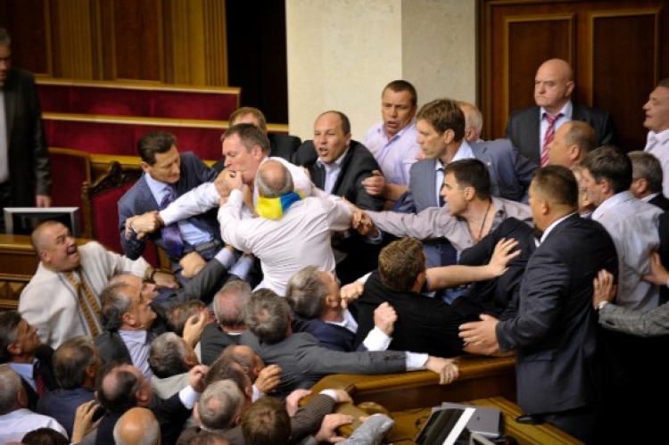 Ляшко и Мельничук напали на иностранцев прямо в Раде Ляшко и Мельничук напали на иностранцев прямо в Раде