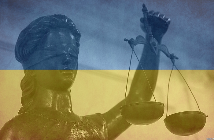 Наезд и применение оружия: киевский судья забыл о законе