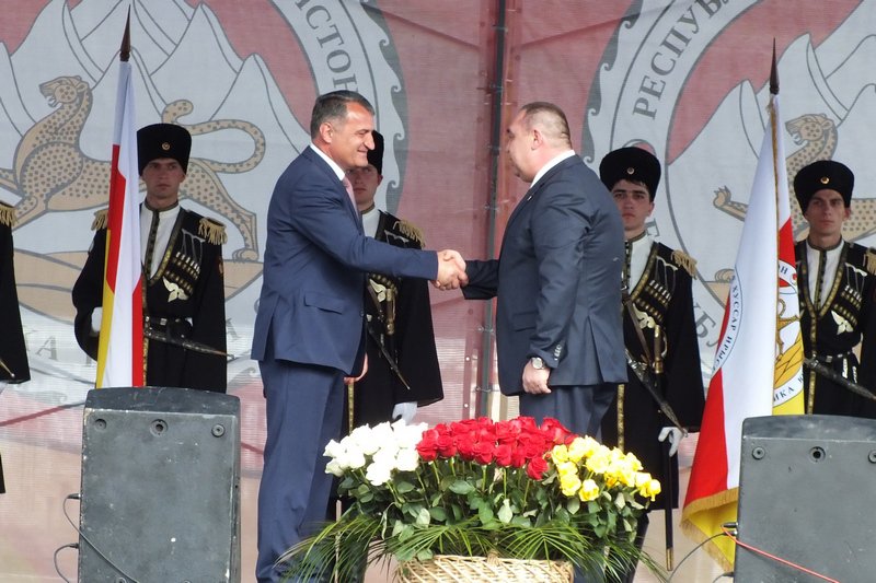 Плотницкий поздравил Бибилова с вступлением в должность Президента