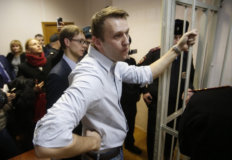 Медведев подал в суд на Навального