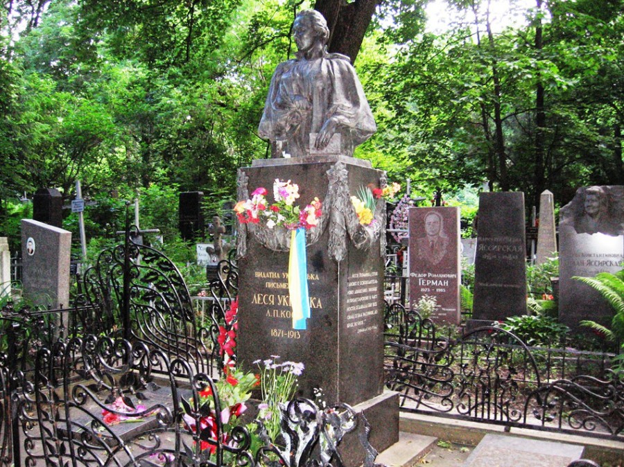 В Киеве вандалы разорили могилу Леси Украинки
