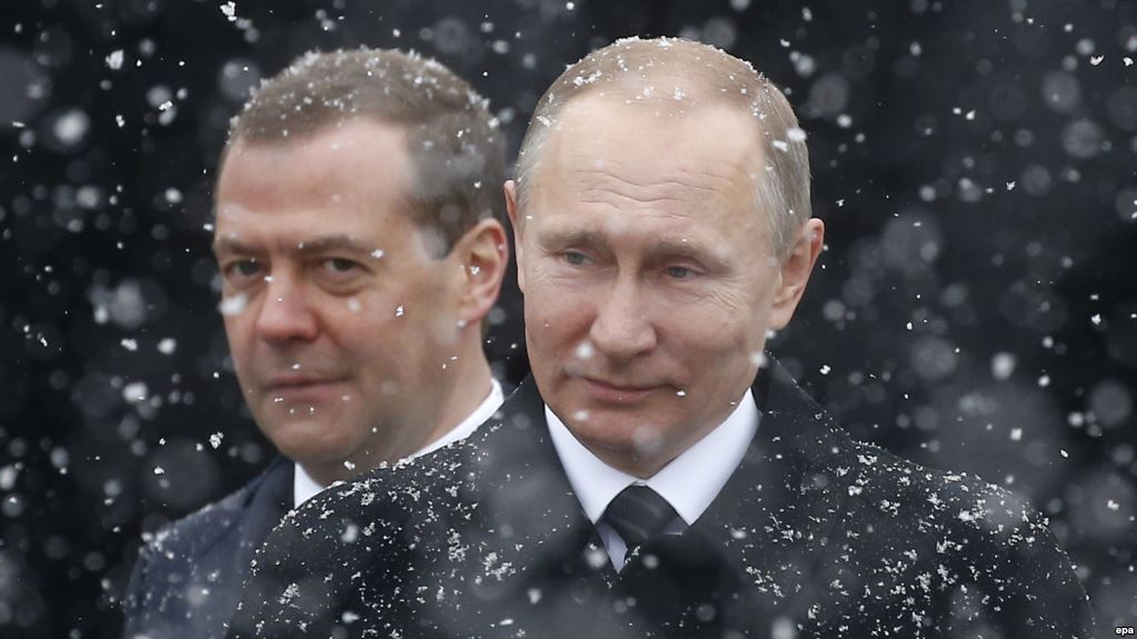 Путин против самораскрутки: как будут решать проблему Навального-Медведева