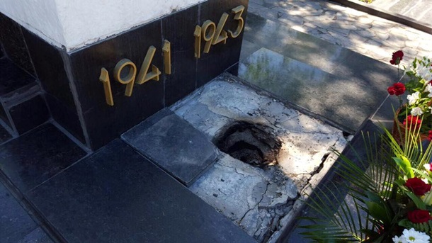 В Харькове разгромили братскую могилу советских солдат