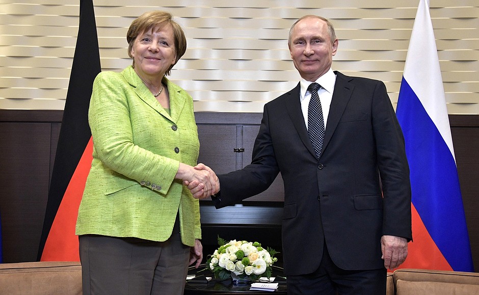 Меркель попросила Путина защитить геев в Чечне