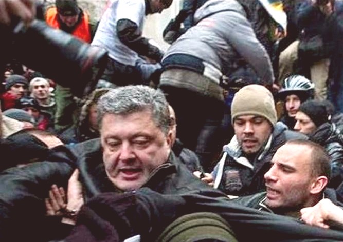 Помнит ли Порошенко, как его на Майдане за галстук тягали?