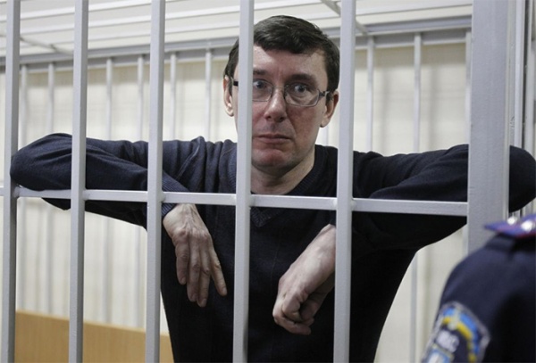 Правосудие на Украине: генпрокурор угрожает поджечь судей