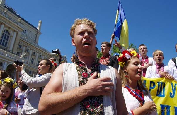 Показуха Киева: Порошенко выгоняет «радостный» народ на улицы