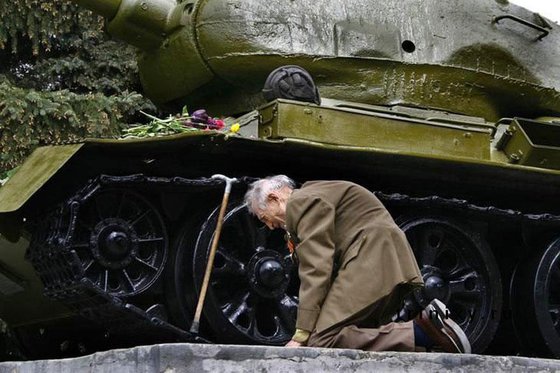 Украинские радикалы грозят ветеранам казнью 9 мая
