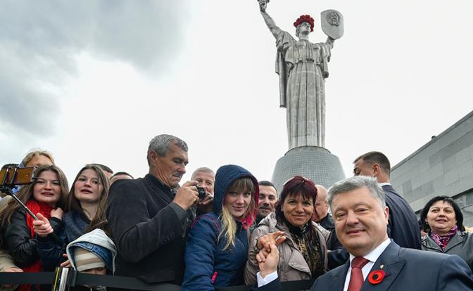 Порошенко уверен: от народа его защитит Запад Порошенко уверен: от народа его защитит Запад