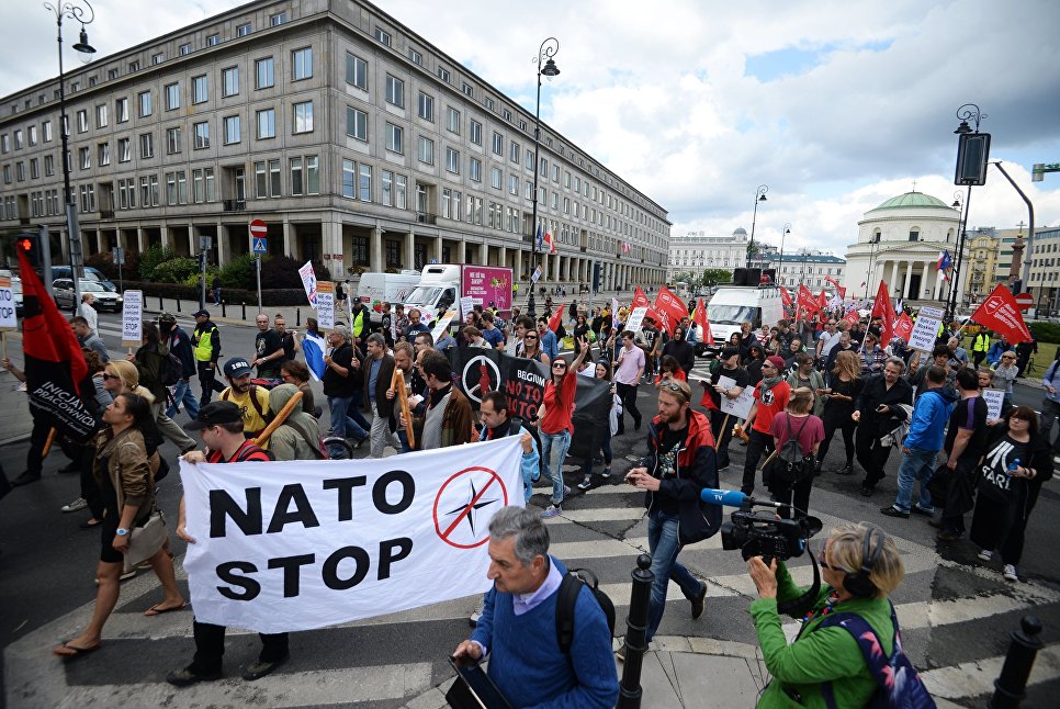 Призывы против НАТО в странах Балтии звучат все громче