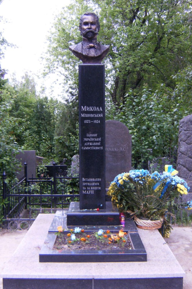 С кладбища в Киеве украден бюст Николая Михновского