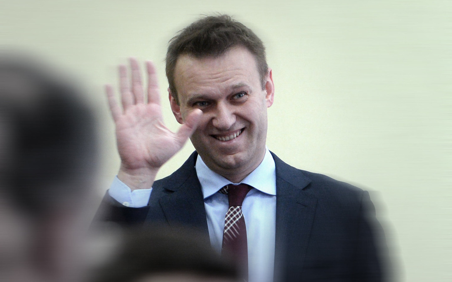 Улетел, но обещал вернуться. Зачем Кремль постоянно помогает Навальному?