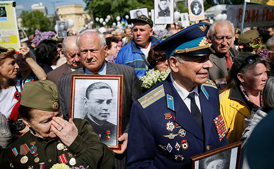 День Побед. Киевские ветераны захватили нацистский флаг