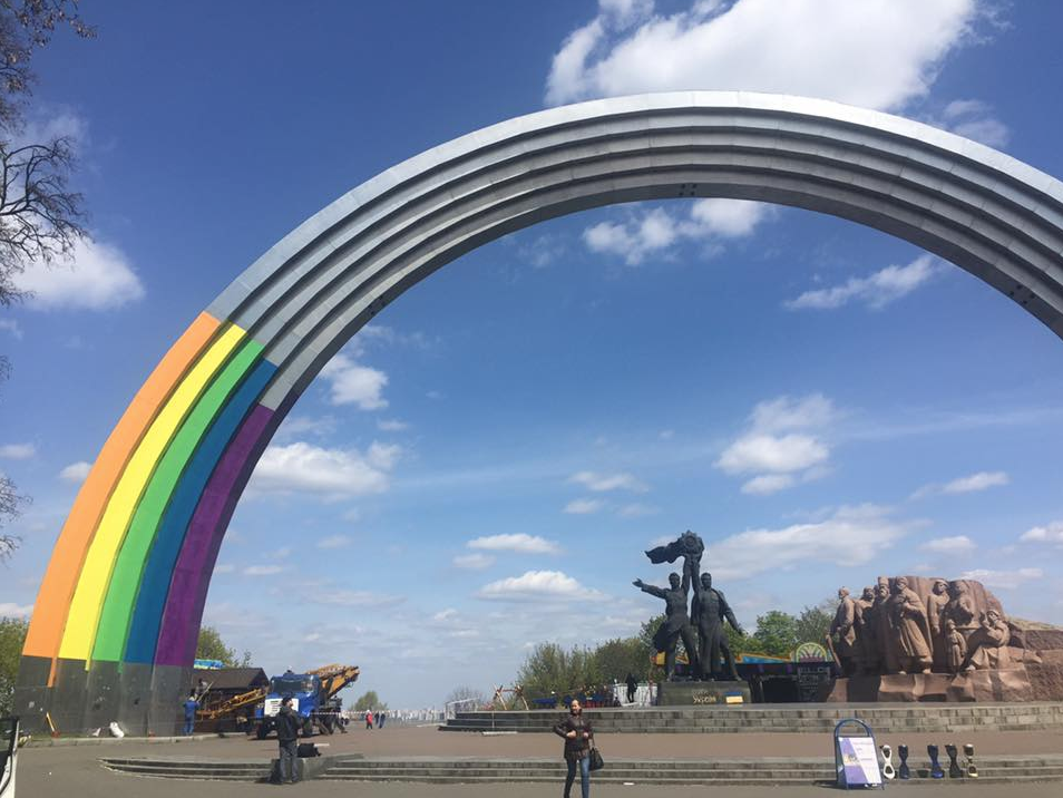 Свидомые нанесли удар по ЛГБТ, очистив арку Дружбы народов от гей-радуги