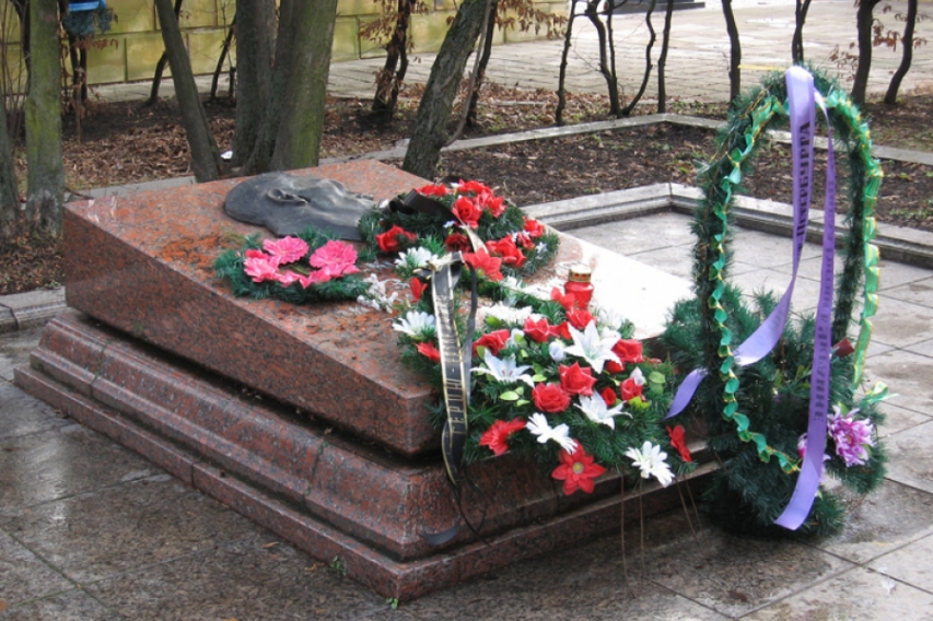 Студенты во Львове восстановили памятник разведчику Кузнецову