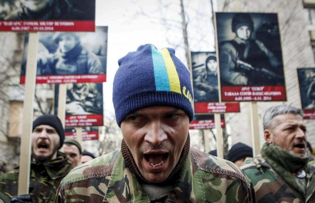Украинские националисты держат в страхе русскоязычную школу в Мариуполе