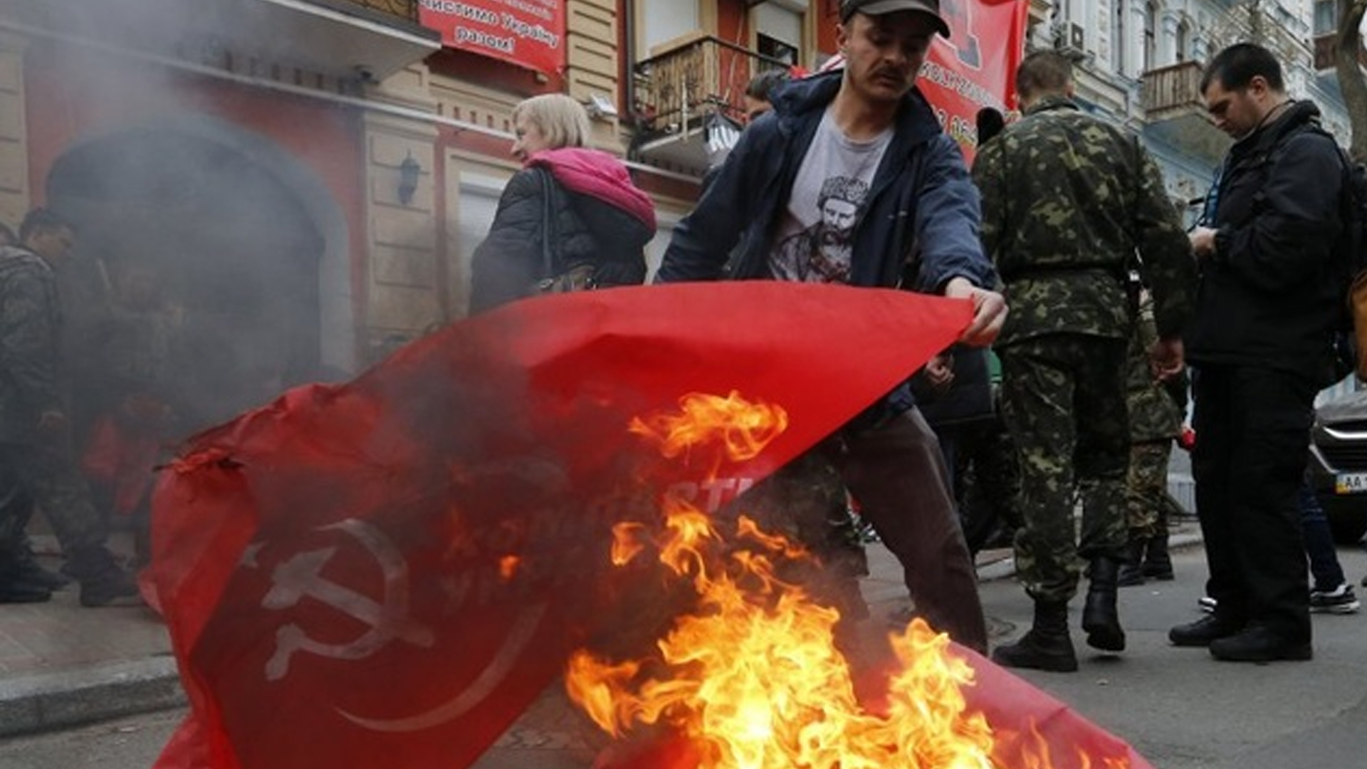Украинская власть и бандеровцы мстят людям за 9 мая