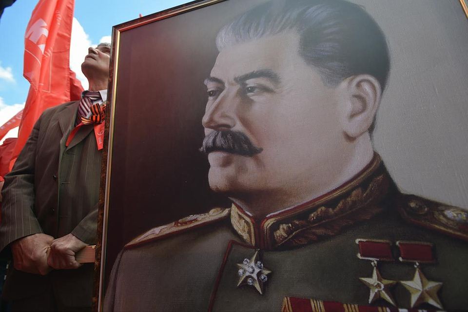 Политика Сталина приветствуются гражданами на контрасте с Ельциным