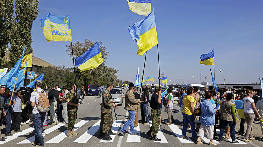 Шоу свидомитов на границе с российским Крымом: «На колени перед Украиной»