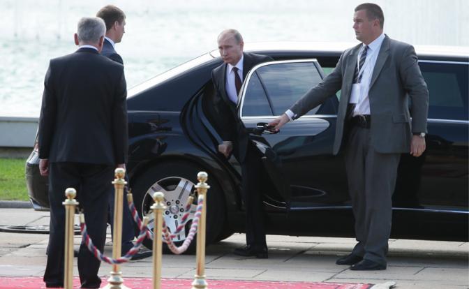 Визит Путина в Париж: Франция безопасность не гарантирует?