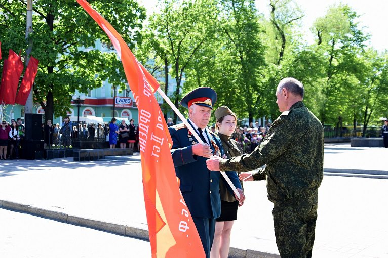 Над Луганском подняли Знамя Победы