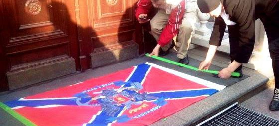В Одессе СБУ раздает подконтрольным радикалам флаги Новороссии