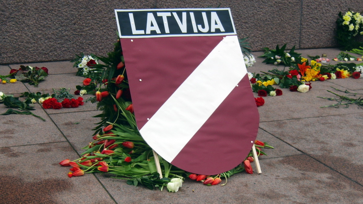 Военные Латвии повышают доходы гробовщиков
