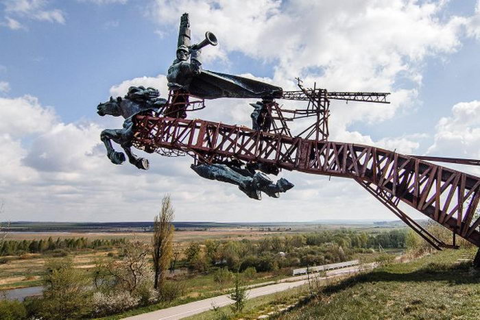 На Украине снесли и сдали на металлолом знаменитый памятник «буденновцам»