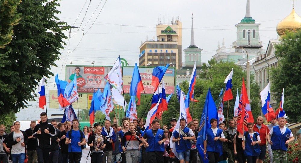 Луганск вчера отметил наступающий День России "Русской пробежкой"