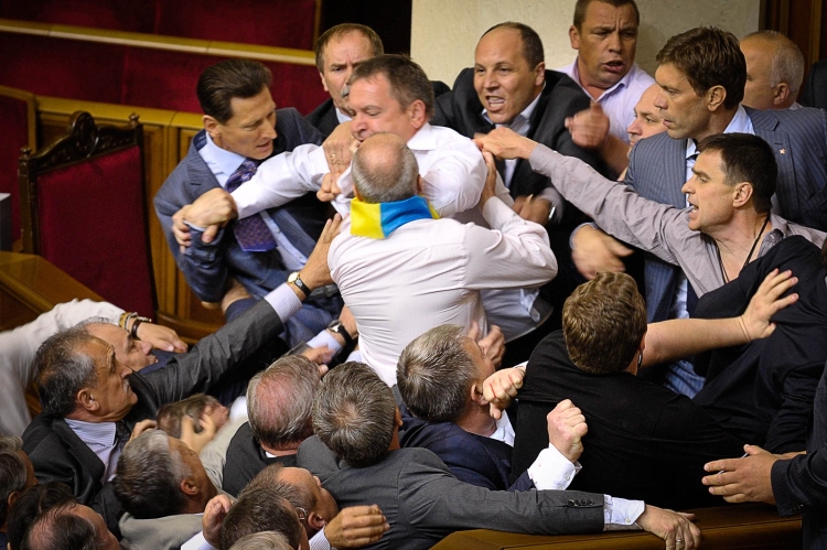 Депутата Барну жестко избили оппозиционные «боксеры»