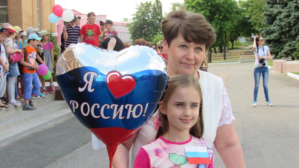 Города и районы ЛНР отметили День России