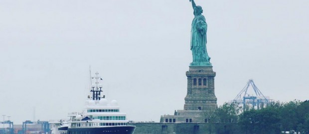 Российская яхта у статуи Свободы взбесила американцев: «угнетающее зрелище»