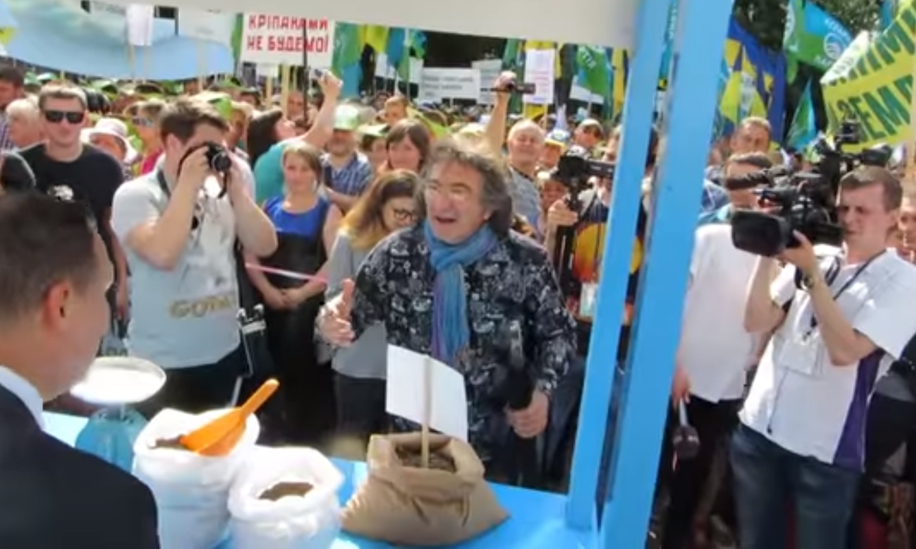 Возле Рады очередное представление: юродивые продают землю Украины панам