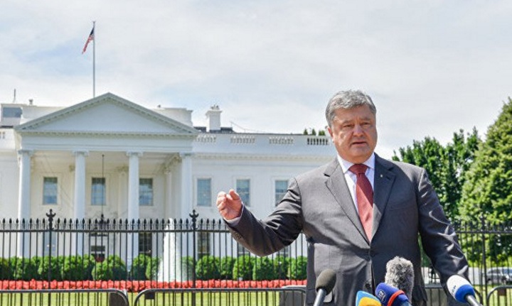 Почему Порошенко оказался под забором Белого дома
